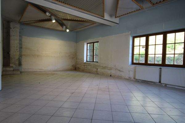 Ladengeschäft mit Aufgang zur Wohnung