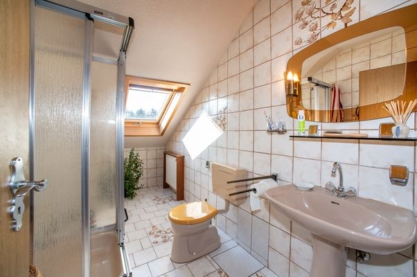 Bad mit Dusche und Tageslicht DG 