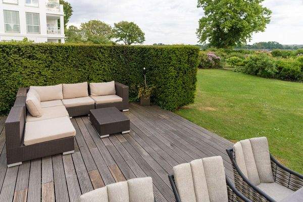 Garten mit Terrasse eingezäunt