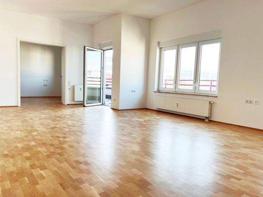 Helles Wohnzimmer mit Zugang zur Dachterrasse