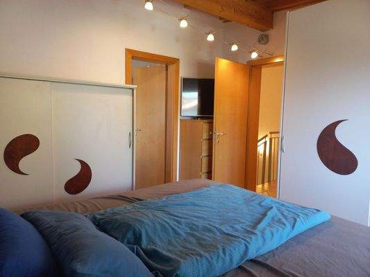 Elternschlafzimmer mit Zugang zum En suite Badezimmer