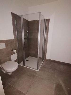 Badezimmer mit Dusche.jpg