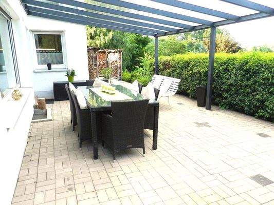Grosse überdachte Terrasse