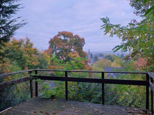 Terrasse oberhalb des Hauses im Herbst