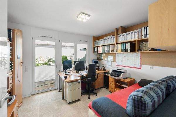 Büro mit Ausgang zur Terrasse