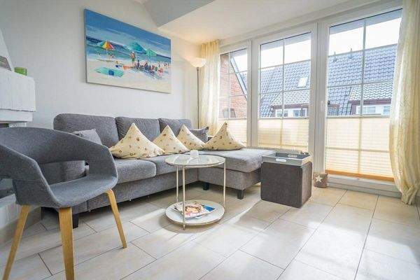 Wohnzimmer mit Tür zur Loggia