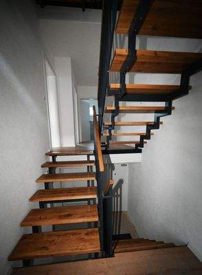 Treppenaufgang zum 1. OG.jpg