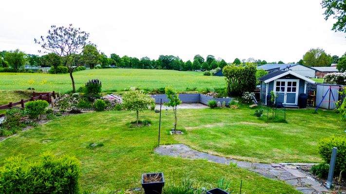 Garten mit Aussicht auf das Rapsfeld