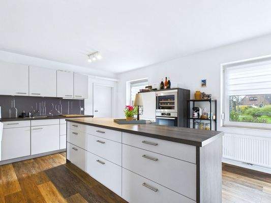 Offener Wohn- und Küchenbereich mit zentraler Kücheninsel