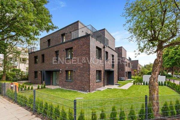 Blick von der Straße auf Grundstück und Wohnung