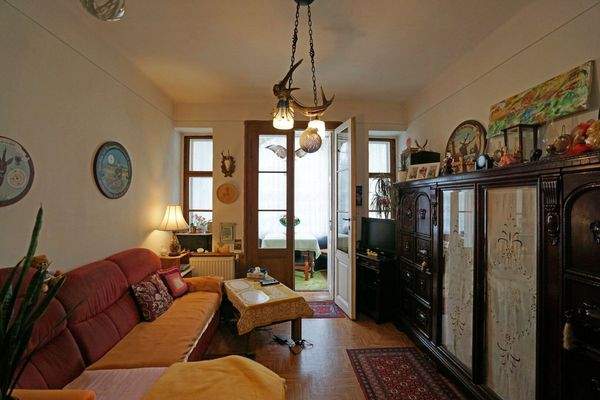 Wohnzimmer mit Ausgang auf die Holzveranda