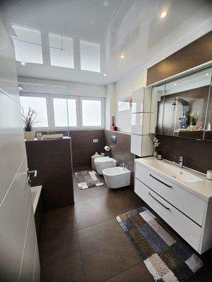 Badezimmer mit großer, begehbarer Dusche