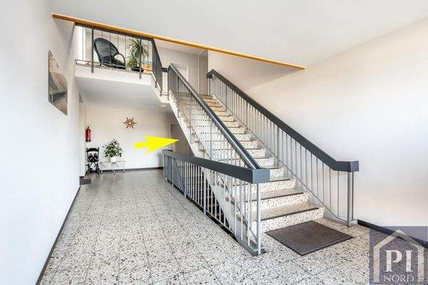 Helles breites Treppenhaus