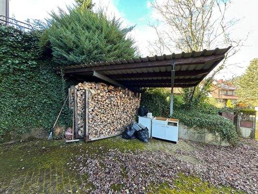 Holzüberdachung und Zugang...