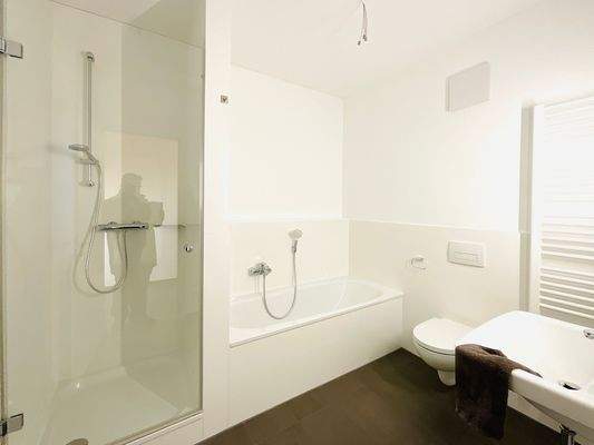 Bad mit Wanne und Dusche