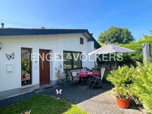 zwei vermietete Wohnungen mit separaten Eingängen