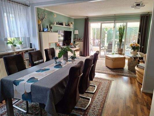 Blick vom Essbereich zum Wohnzimmer