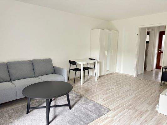 Helles Wohnzimmer mit Möbeln