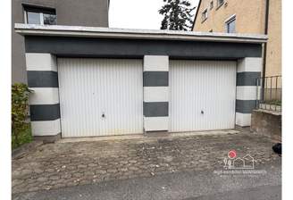 Die rechte Garage steht zur Vermietung