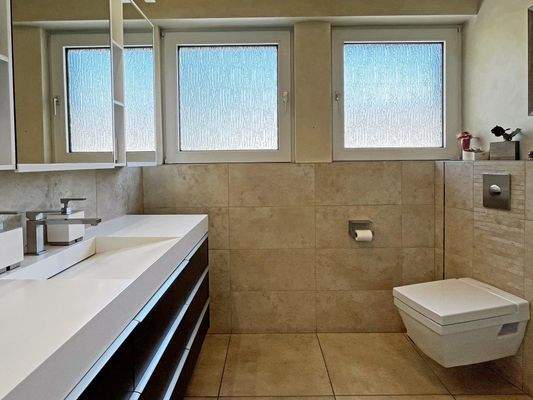 OG: Modernes Tageslichtbad