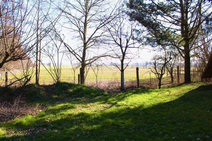 Zwei Ausbauhäuser mit Wald und Teich