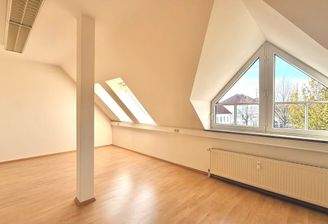 Helles Dachgeschoss-Büro