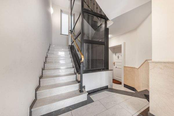 Haustreppe und Aufzug