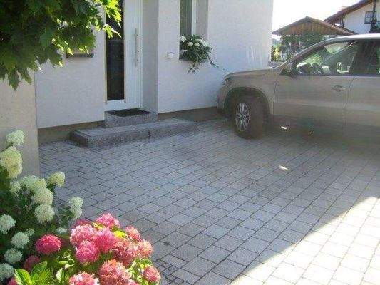 zwei Stellplätze direkt vorm Haus