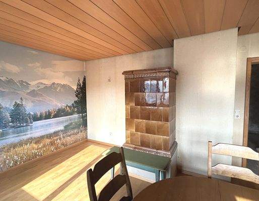 Erdgeschoss: Wohnzimmer mit Kachelofen