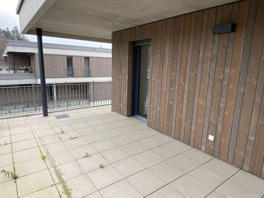 Moderne Terrasse mit Holzwänden