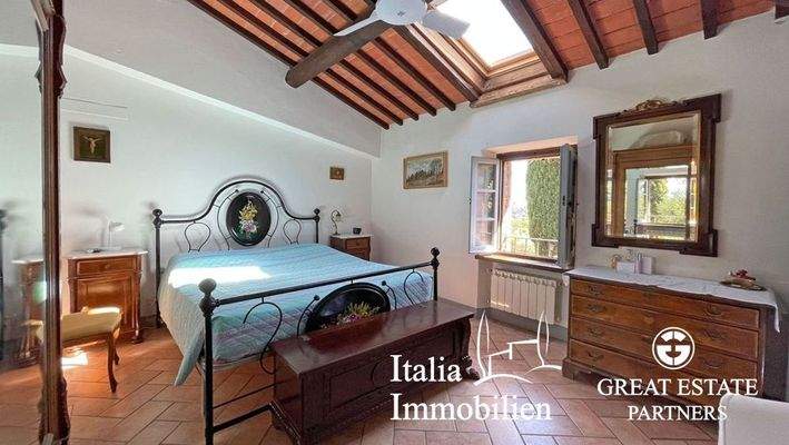 Typisches Bauernhaus mit Swimmingpool, Nebengebäude, Garten mit Olivenhain in Ortsnähe