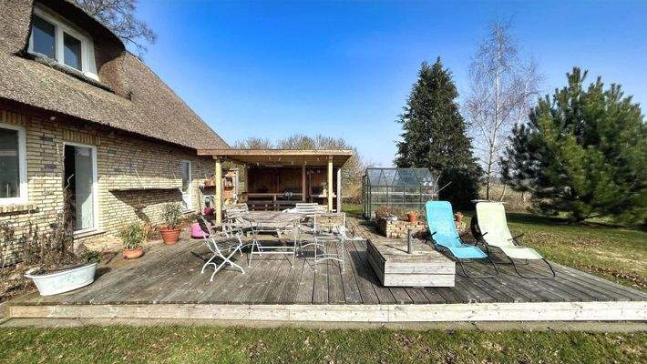 Sonnenterrasse mit Sommerküche