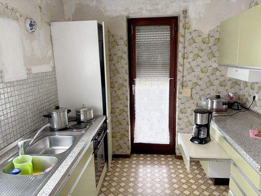 Küche mit Balkon im OG