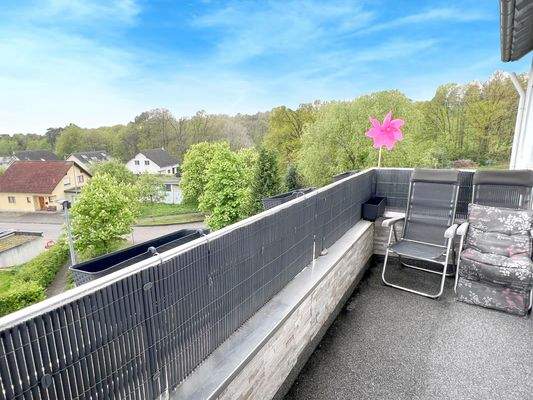 Exklusiv renovierte 4ZKB mit Balkon &amp; PKW- Stellpl