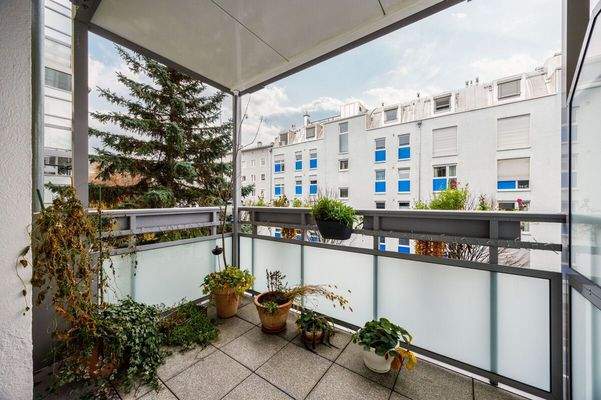 Geräumige überdachte Loggia