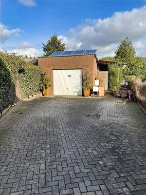 Hofeinfahrt und Garage