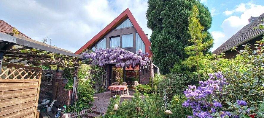 Haus von vorne und Terrasse