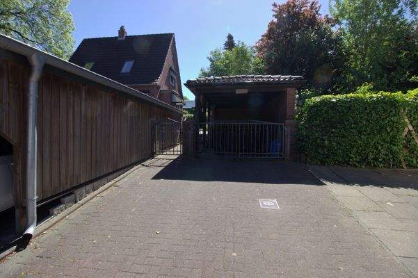 Auffahrt mit Carport