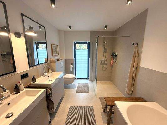 Vollbadezimmer 