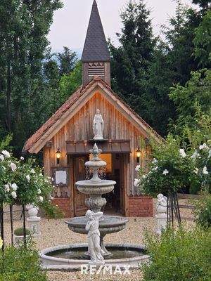 Springbrunnen und Kapelle