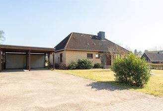 Einfamilienhaus mit großem Garten und Doppelgarage