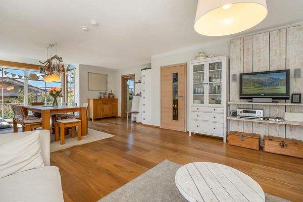 Heller Wohn- und Essraum