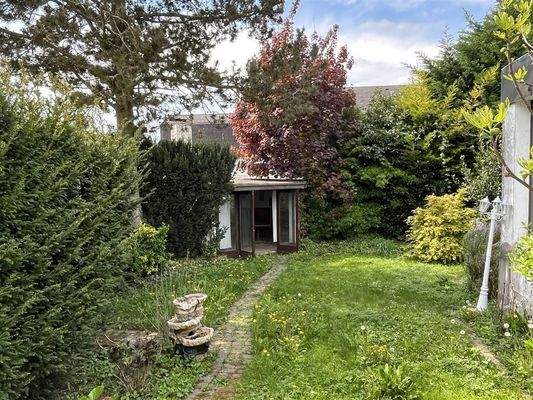 Garten mit Gartenhütte