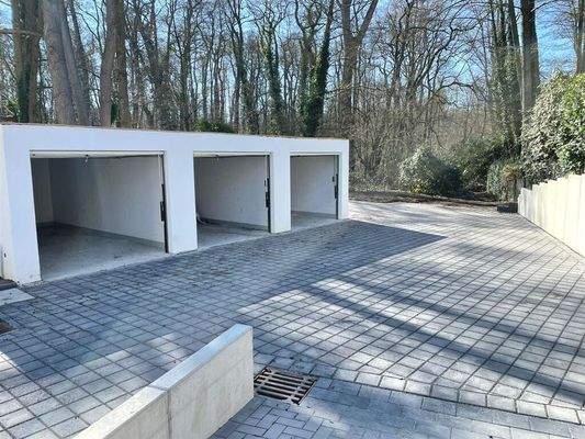 Parkplatzanlage mit 3 Garagen
