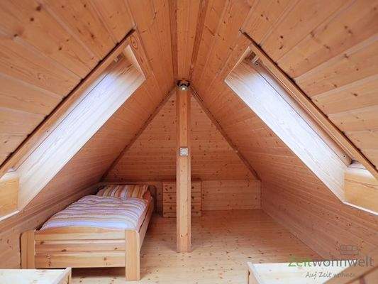 Bett im Spitzboden