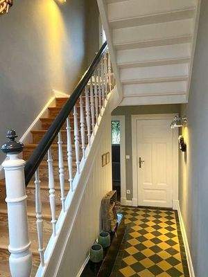 Geradeaus geht es zur Garderobe und zum Gäste-WC