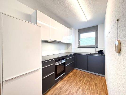 Moderne Küche mit Holzfußboden