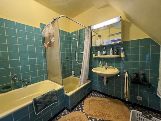 Bad mit Badewanne und Dusche