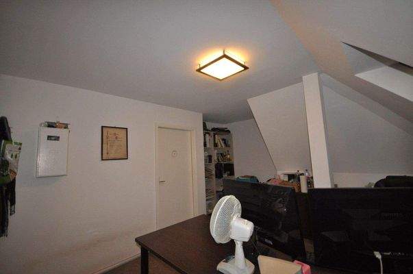 39 Anstellen und Zugang zum Spitzboden.JPG