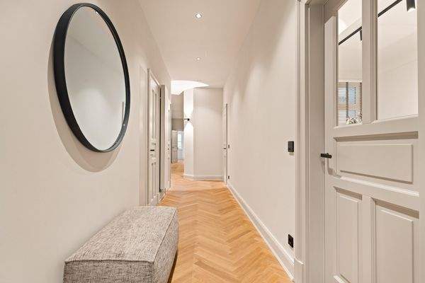 Flur mit Zugang zu allen Räumen